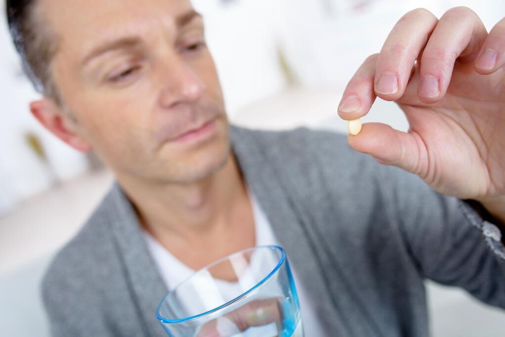 ang usa ka tawo nagkuha usa ka pildoras aron madugangan ang potency