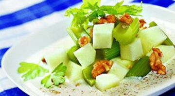 Apple salad nga adunay celery ug mga nut